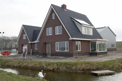 Buiten is het huis zo goed als klaar, de steiger is verwijderd. 