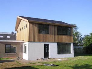 Verbouw van woning en plaatsen van red cedar delen.