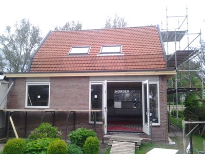 De aanbouw met terrasdeuren