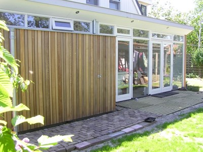 Een deel van de gevel is bekleed met red cedar