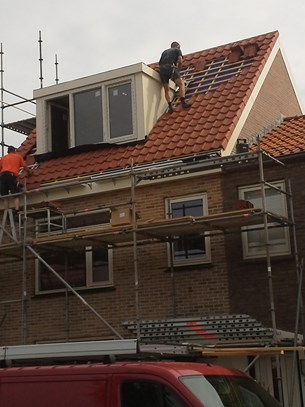 Dakpannen worden gelegd