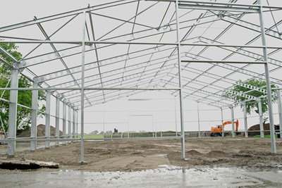 De staalconstructie geplaatst.