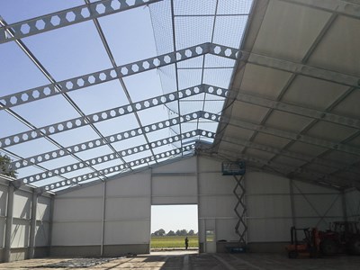 Dakplaten met sparing voor lichtkoepel.