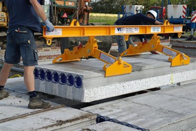 De vloerplaten worden op de fundering geplaatst.