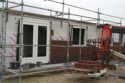 Nadat de wanden zijn geplaatst worden de buitenmuren gemetseld waarna ze gevoegd kunnen worden.