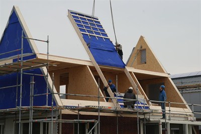 De prefab kap wordt op het huis gezet.